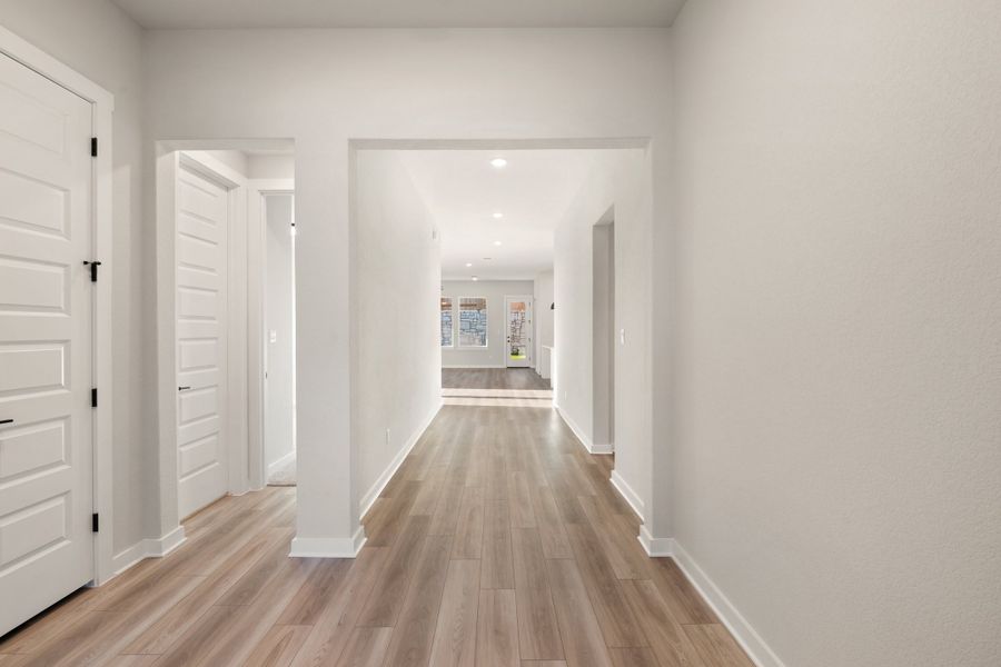 Spacious, unfurnished interior of a new home in Lariat, Liberty Hill (Image 24).