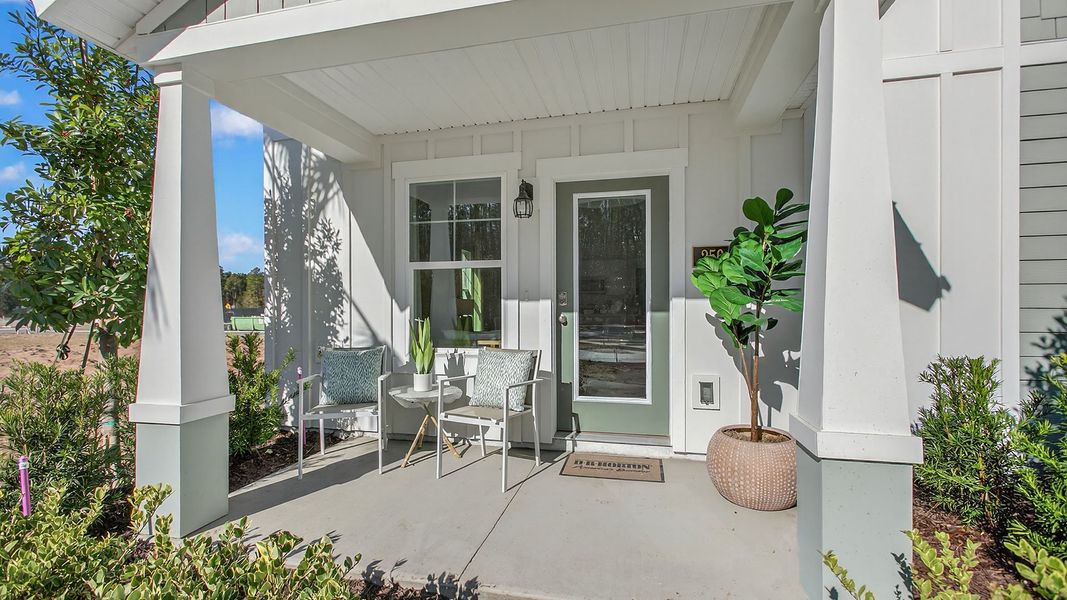 Representative exterior details of a home built from the Baxter by D.R. Horton in Liberty Cove, Yulee (Image 3).