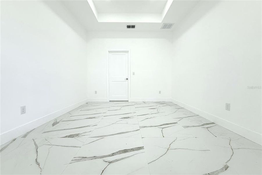 Spacious, unfurnished interior of a new home in , Tampa (Image 35).