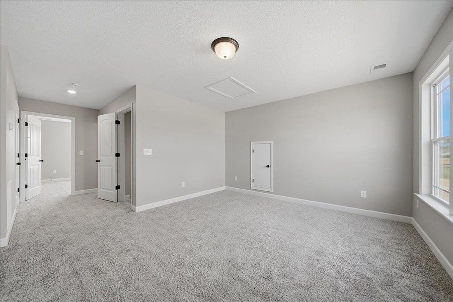Spacious, unfurnished interior of a new home in Bent Tree, Gaffney (Image 27).