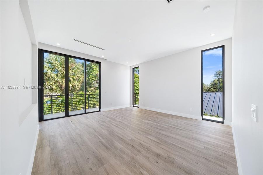 Spacious, unfurnished interior of a new home in , Fort Lauderdale (Image 31).