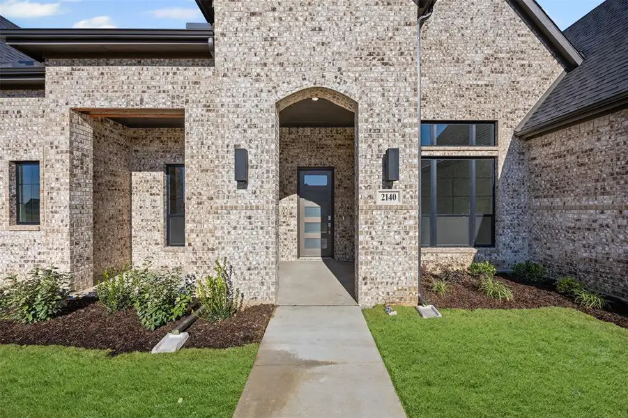 Exterior details and patio area of a home in Waterfall Ranch - 1 Acre Lots, Waxahachie (Image 3).
