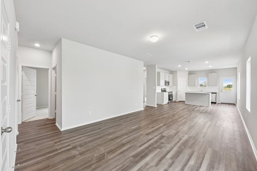 Spacious, unfurnished interior of a new home in Edgebrooke, Pflugerville (Image 12).