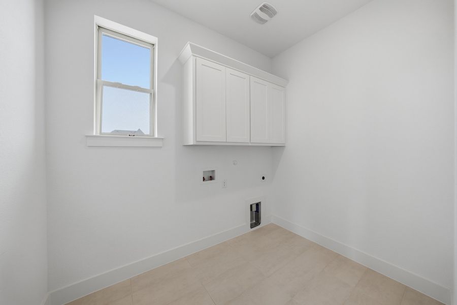 Spacious, unfurnished interior of a new home in Quail Hollow, Rockwall (Image 34). Spacious, unfurnished interior of a new home in Quail Hollow, Rockwall (Image 34).