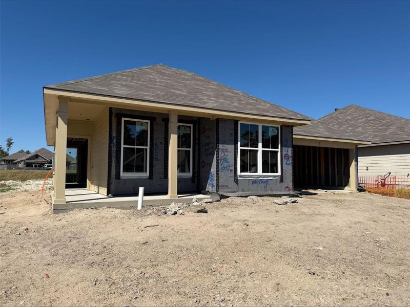 Exterior details and patio area of a home in Sterling Ridge, Huntsville (Image 1).