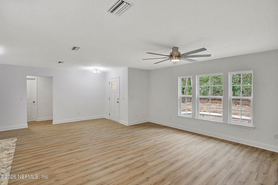 Spacious, unfurnished interior of a new home in , Middleburg (Image 17).