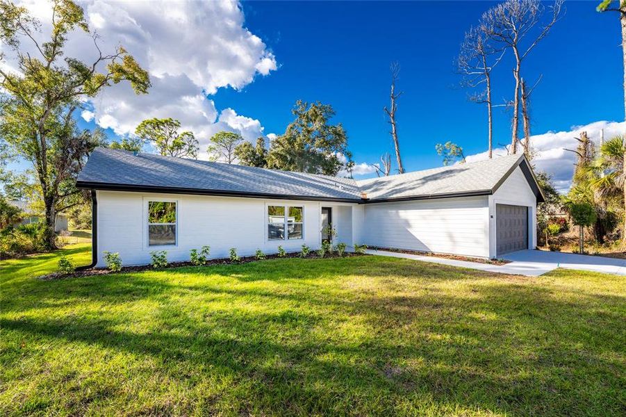 Exterior details and patio area of a home in , North Port (Image 3).