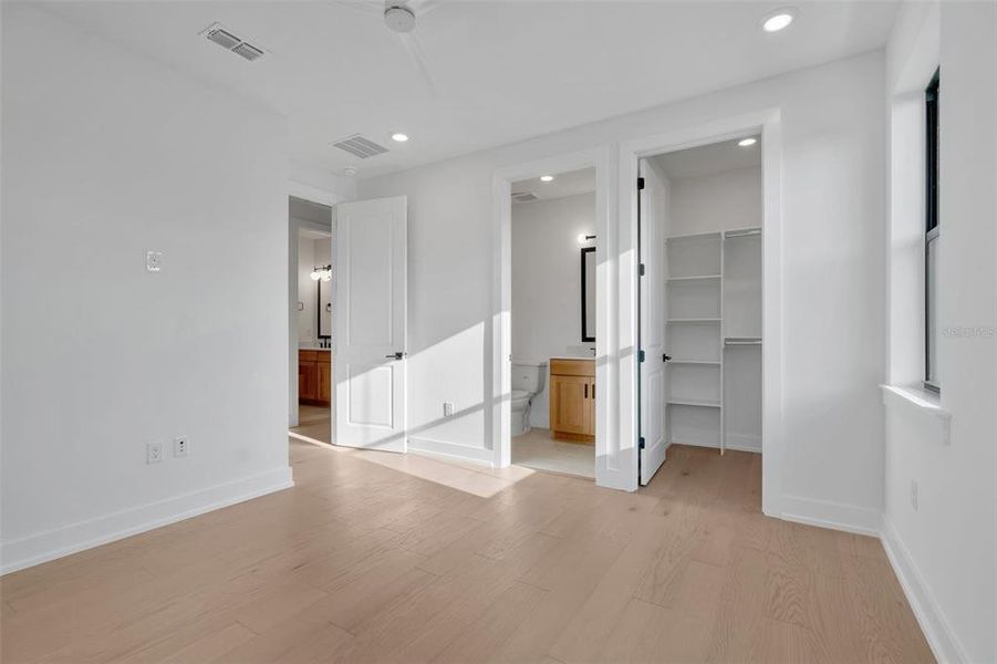 Spacious, unfurnished interior of a new home in , Tampa (Image 34).