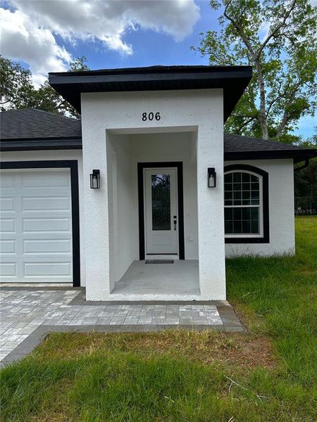 Exterior details and patio area of a home in , Tampa (Image 3).