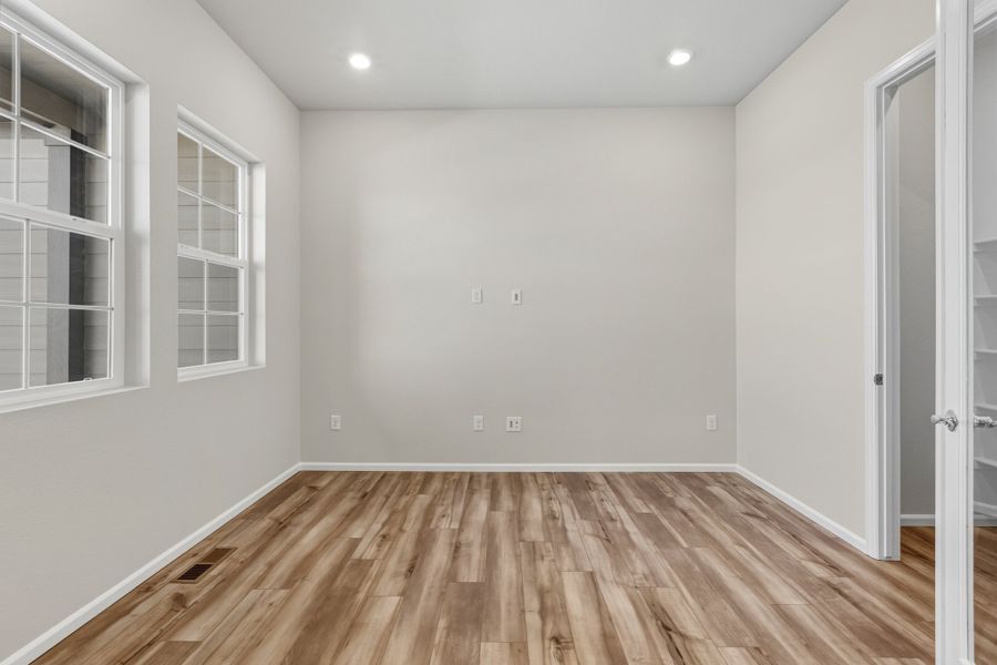 Spacious, unfurnished interior of a new home in Talon Pointe, Thornton (Image 15).