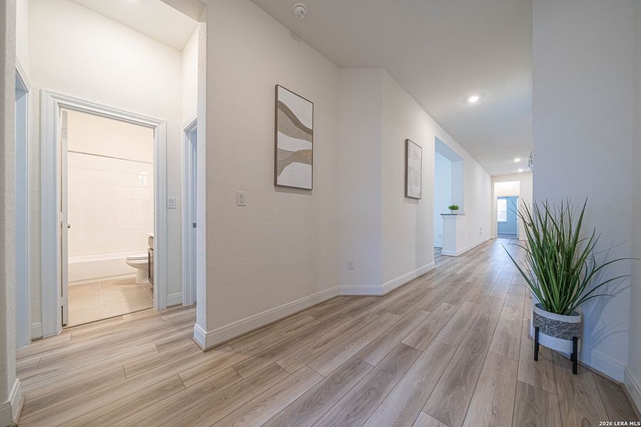 Spacious, unfurnished interior of a new home in Ladera - Laurel Hollow 60', San Antonio (Image 22).