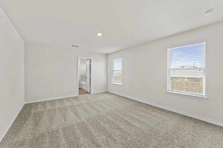 Spacious, unfurnished interior of a new home in Langdon, San Antonio (Image 20).
