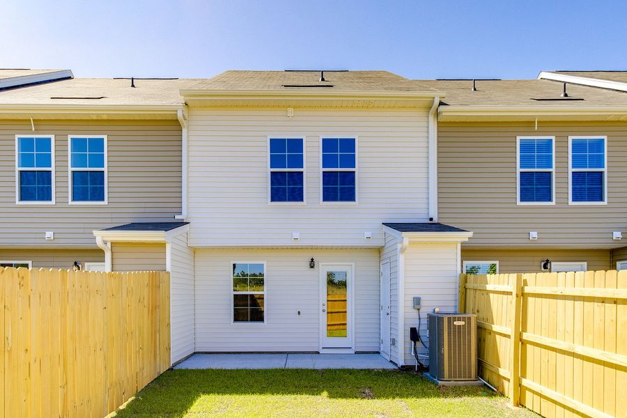 Exterior details and patio area of a home in Astoria, Columbia (Image 19).