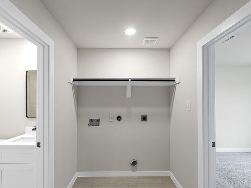 Spacious, unfurnished interior of a new home in , Hempstead (Image 25).