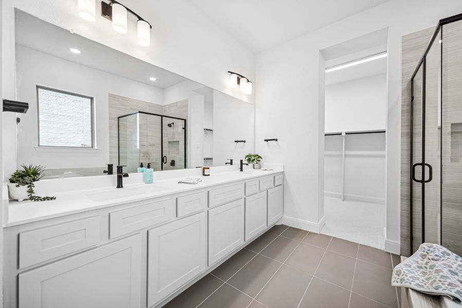 The Owen - Owner's Bath