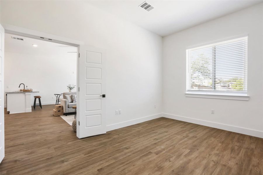 Spacious, unfurnished interior of a new home in East Grove Condominiums, Austin (Image 20).