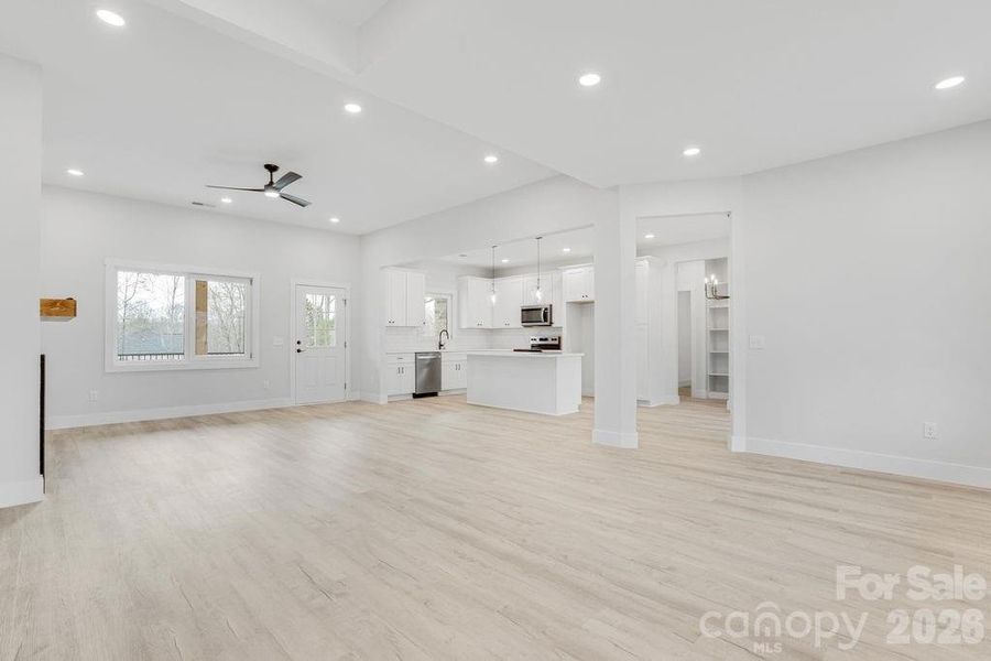Spacious, unfurnished interior of a new home in , Dallas (Image 37).