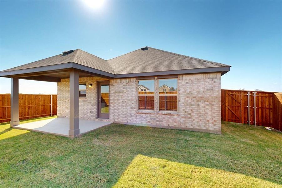 Exterior details and patio area of a home in Meadow Park, Ponder (Image 3).