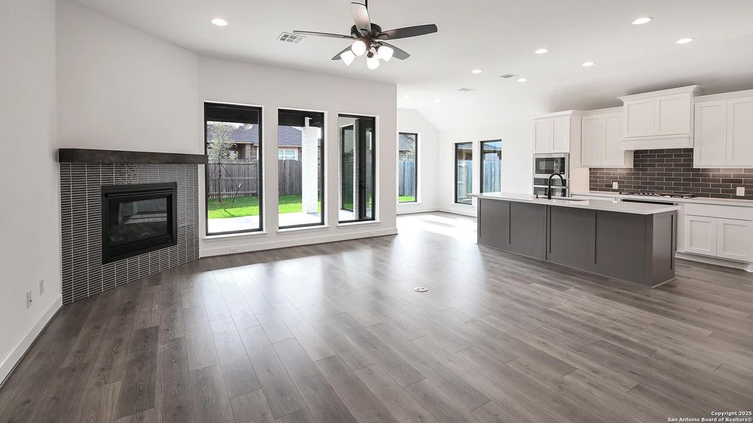 Spacious, unfurnished interior of a new home in Veramendi 60', New Braunfels (Image 15).