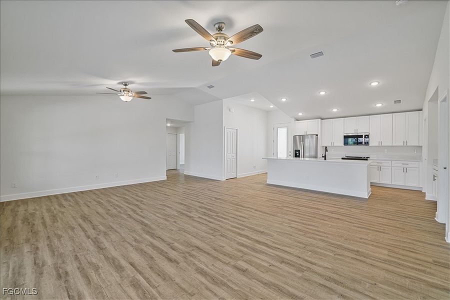 Spacious, unfurnished interior of a new home in Cape Coral, Cape Coral (Image 16).