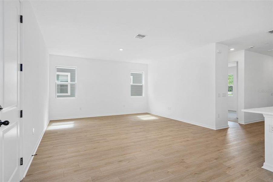 Spacious, unfurnished interior of a new home in Ellington Classical, St. Cloud (Image 23).