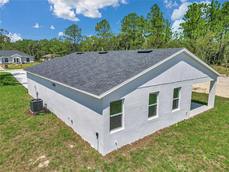 Exterior details and patio area of a home in , Dunnellon (Image 4).