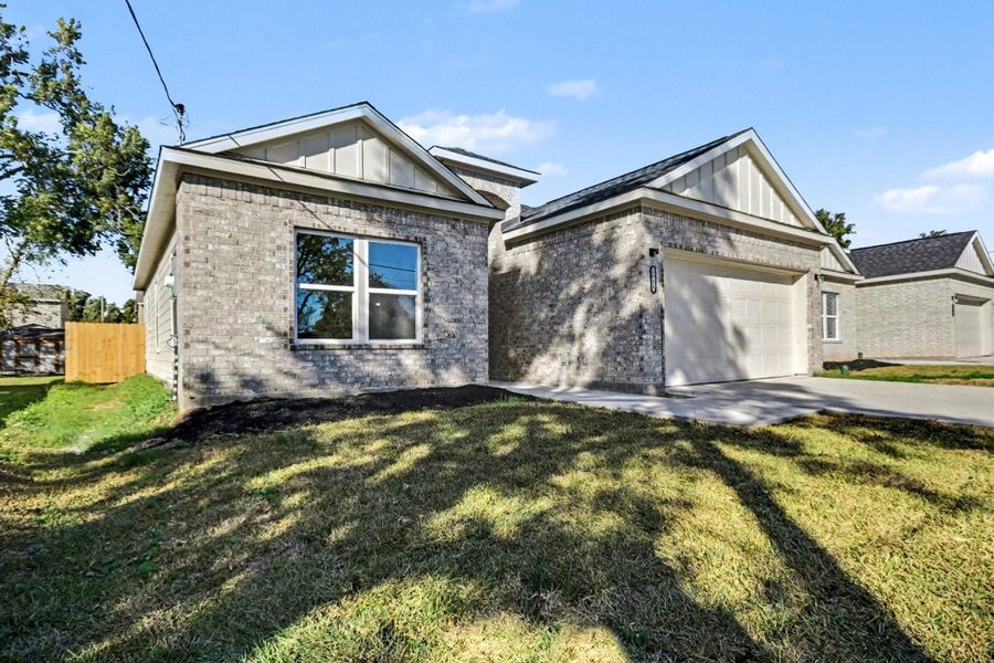 Exterior details and patio area of a home in , La Marque (Image 15).