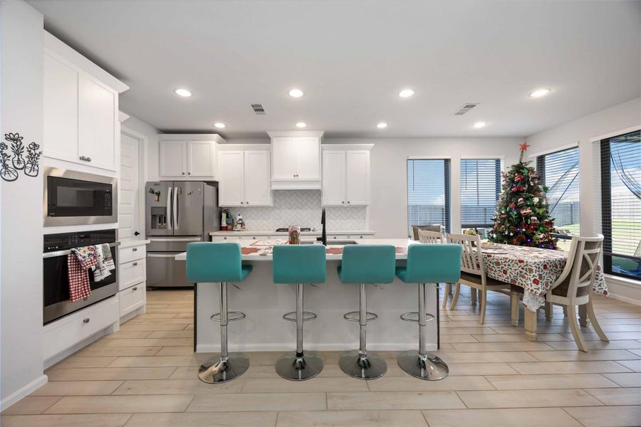 Kitchen/ Dining Combo