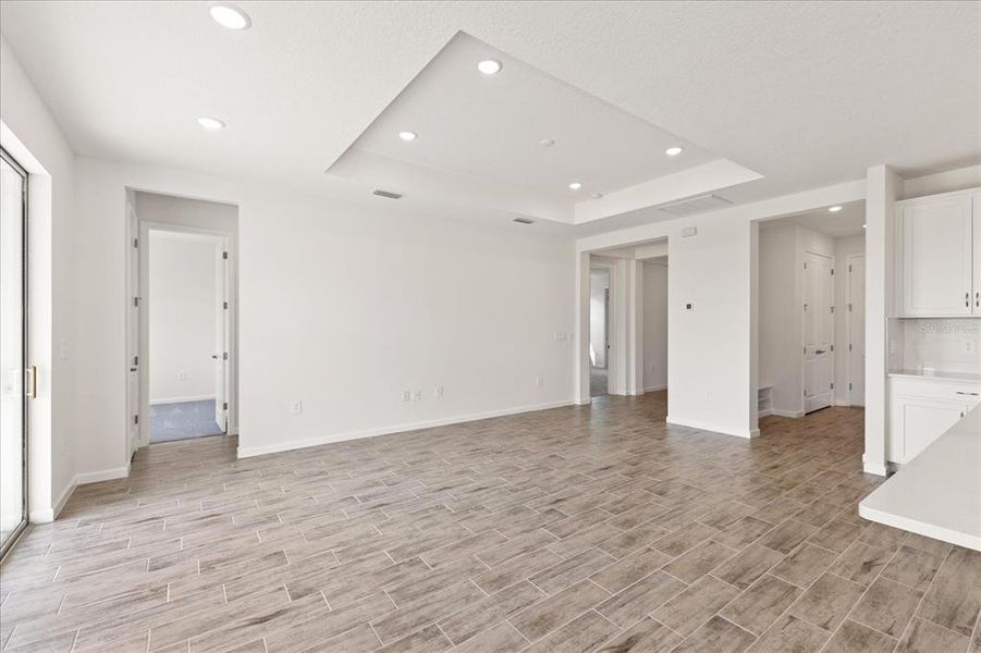 Spacious, unfurnished interior of a new home in , Venice (Image 10).