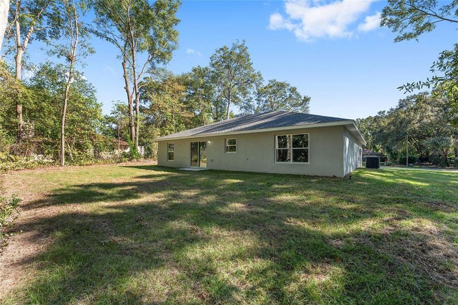 Exterior details and patio area of a home in , Dunnellon (Image 4).