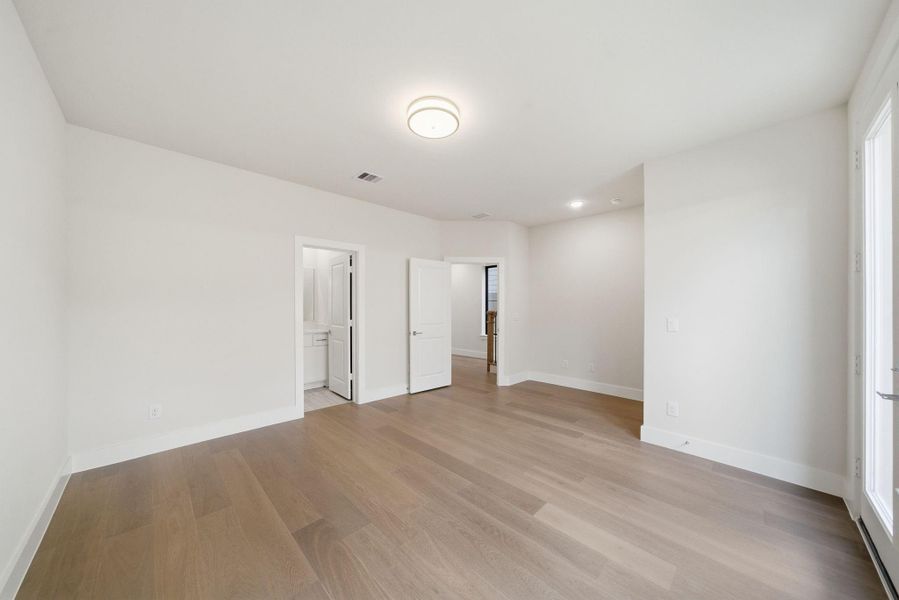 Spacious, unfurnished interior of a new home in Spring Valley Creek, Houston (Image 15).