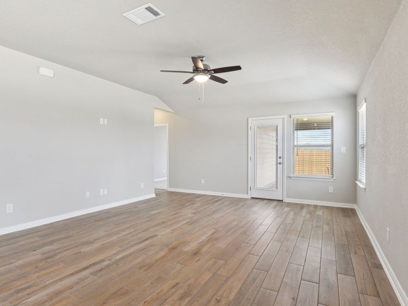 Spacious, unfurnished interior of a new home in Thomas Pond, San Antonio (Image 15). Spacious, unfurnished interior of a new home in Thomas Pond, San Antonio (Image 15).