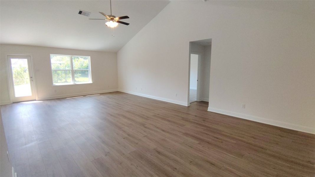 Spacious, unfurnished interior of a new home in Greystone, Angleton (Image 12).