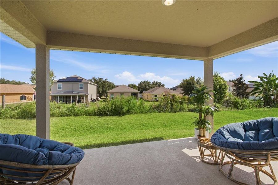 Exterior details and patio area of a home in Abbey Glen, Dade City (Image 4).