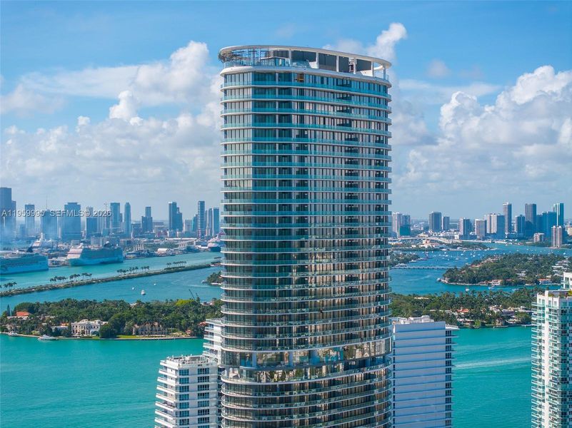 Condo located in Miami Beach, FL showcasing its design and architecture (Image 23).