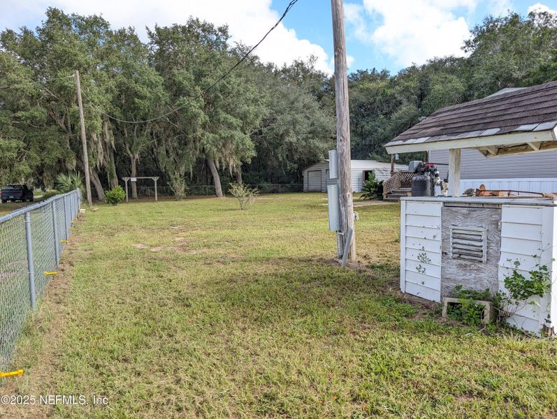 Exterior details and patio area of a home in , Interlachen (Image 16).
