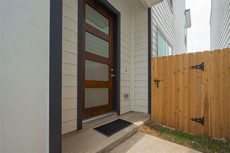 Exterior details and patio area of a home in Regents Court, Houston (Image 26).