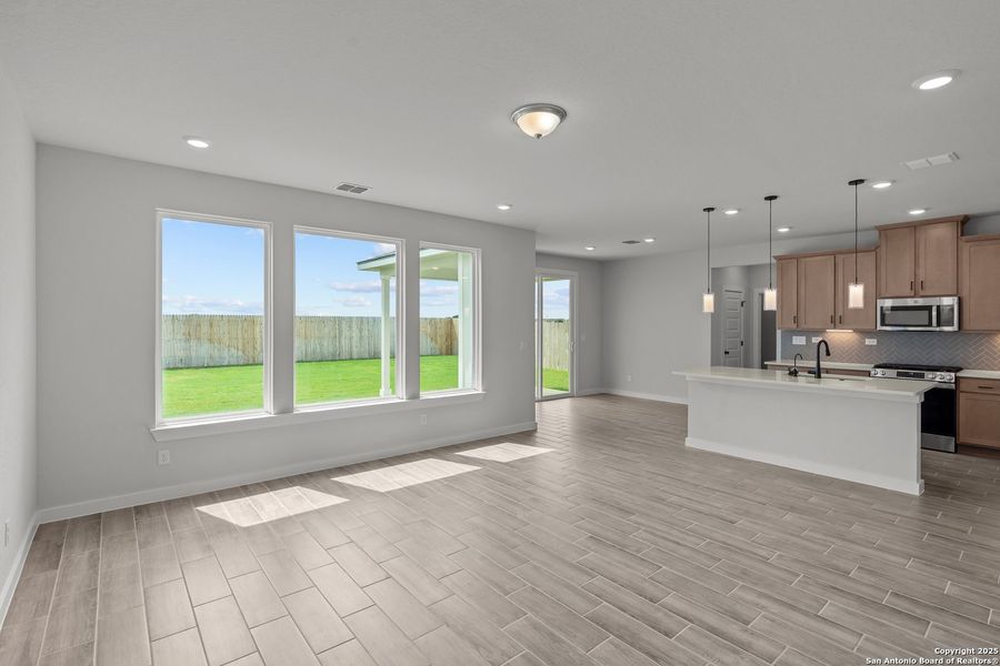 Spacious, unfurnished interior of a new home in Weltner Farms 50’s, New Braunfels (Image 25).