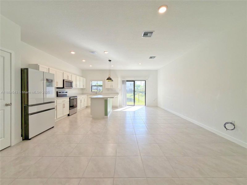 Spacious, unfurnished interior of a new home in , Pompano Beach (Image 18).
