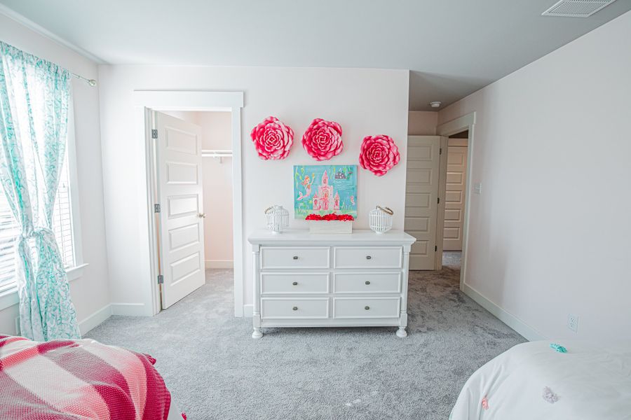 Representative furnished interior of a home built from the Worthington by Grant & Co in White Oak, Arlington (Image 10).