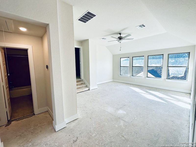 Spacious, unfurnished interior of a new home in Nopal Valley, San Antonio (Image 10).