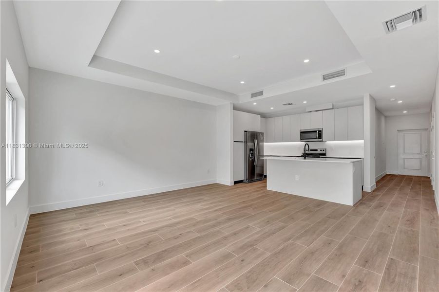 Spacious, unfurnished interior of a new home in , Coral Springs (Image 26).