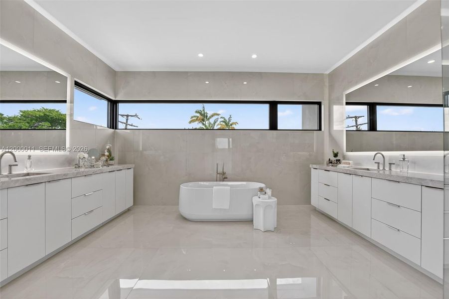 Furnished interior view inside a new home in , Fort Lauderdale (Image 40).