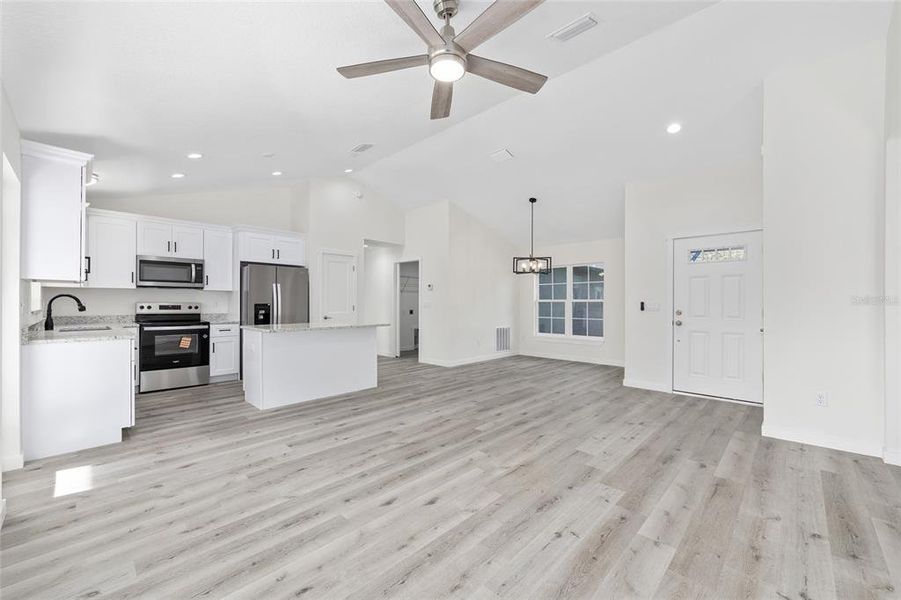 Spacious, unfurnished interior of a new home in , Citrus Springs (Image 16).