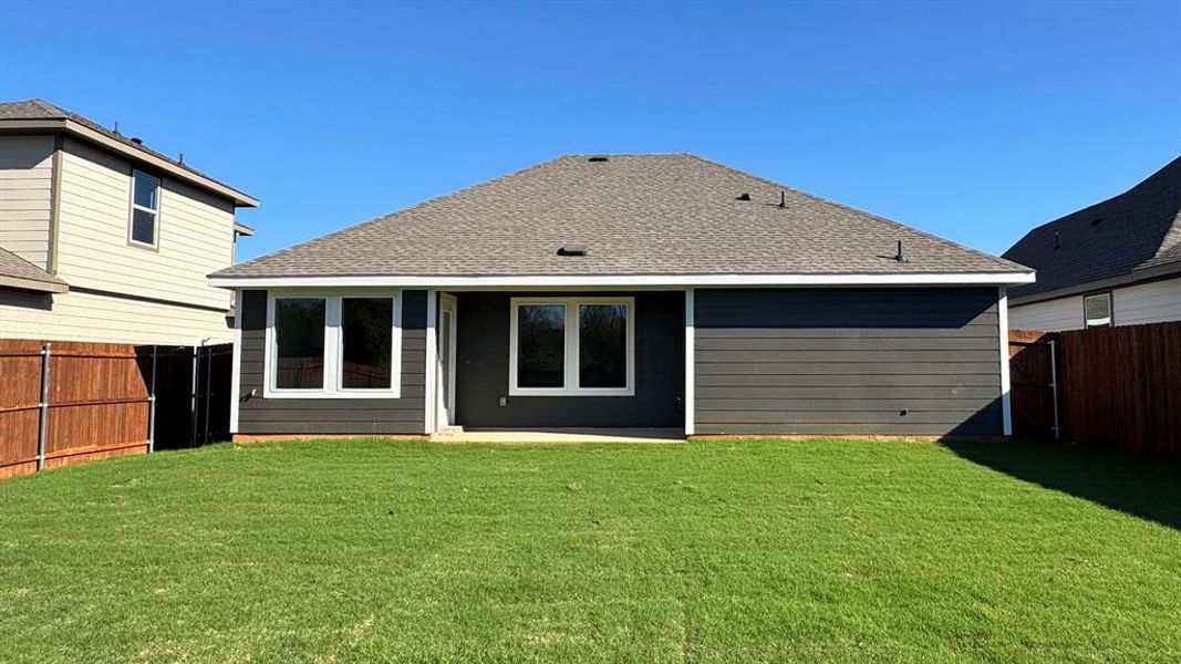 Exterior details and patio area of a home in Blaire Lake, Tyler (Image 3).