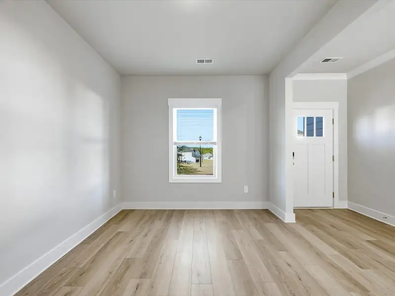 Spacious, unfurnished interior of a new home in Ashby Woods, Boiling Springs (Image 8).