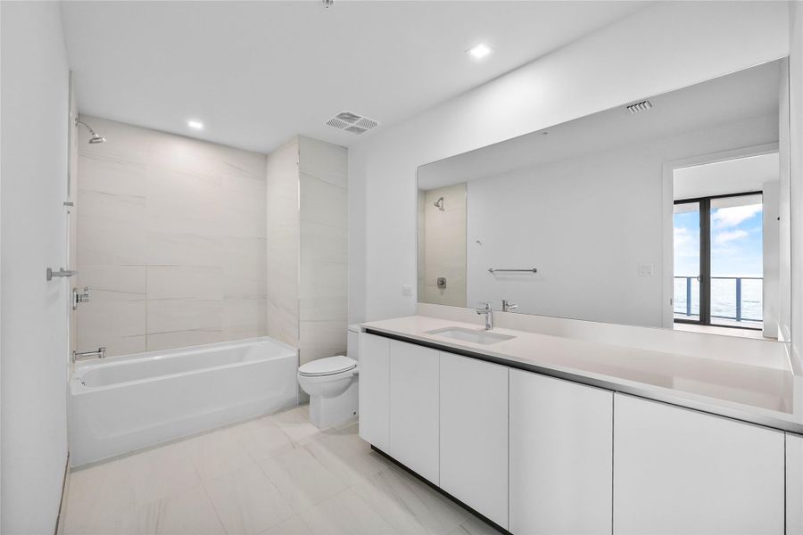 3rd Ensuite bath w/ Tub