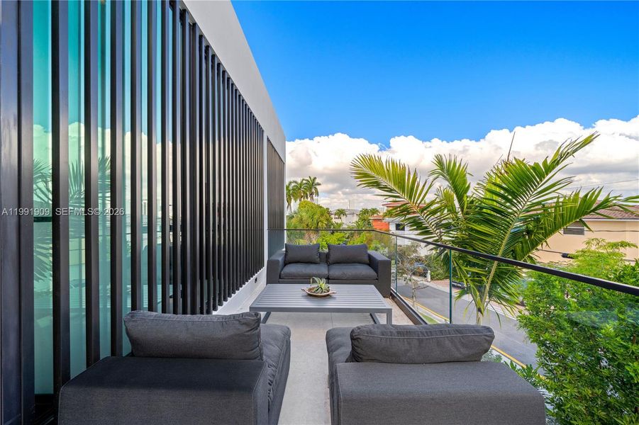 Condo located in Miami Beach, FL showcasing its design and architecture (Image 5).