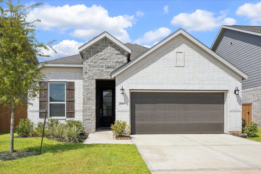 Sunterra makes it easy to love where you live. Spend the day at the lagoon or lazy river, then come home to a bright, stylish 3-bedroom retreat with an open layout, beautiful kitchen and plenty of room to relax, recharge and do it all again tomorrow.