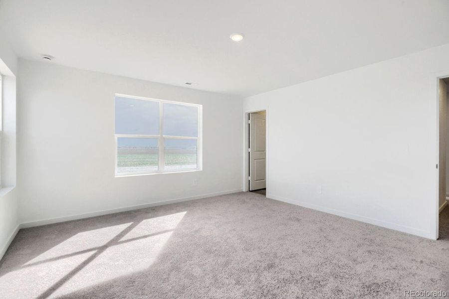 Spacious, unfurnished interior of a new home in Ledge Rock, Johnstown (Image 9).